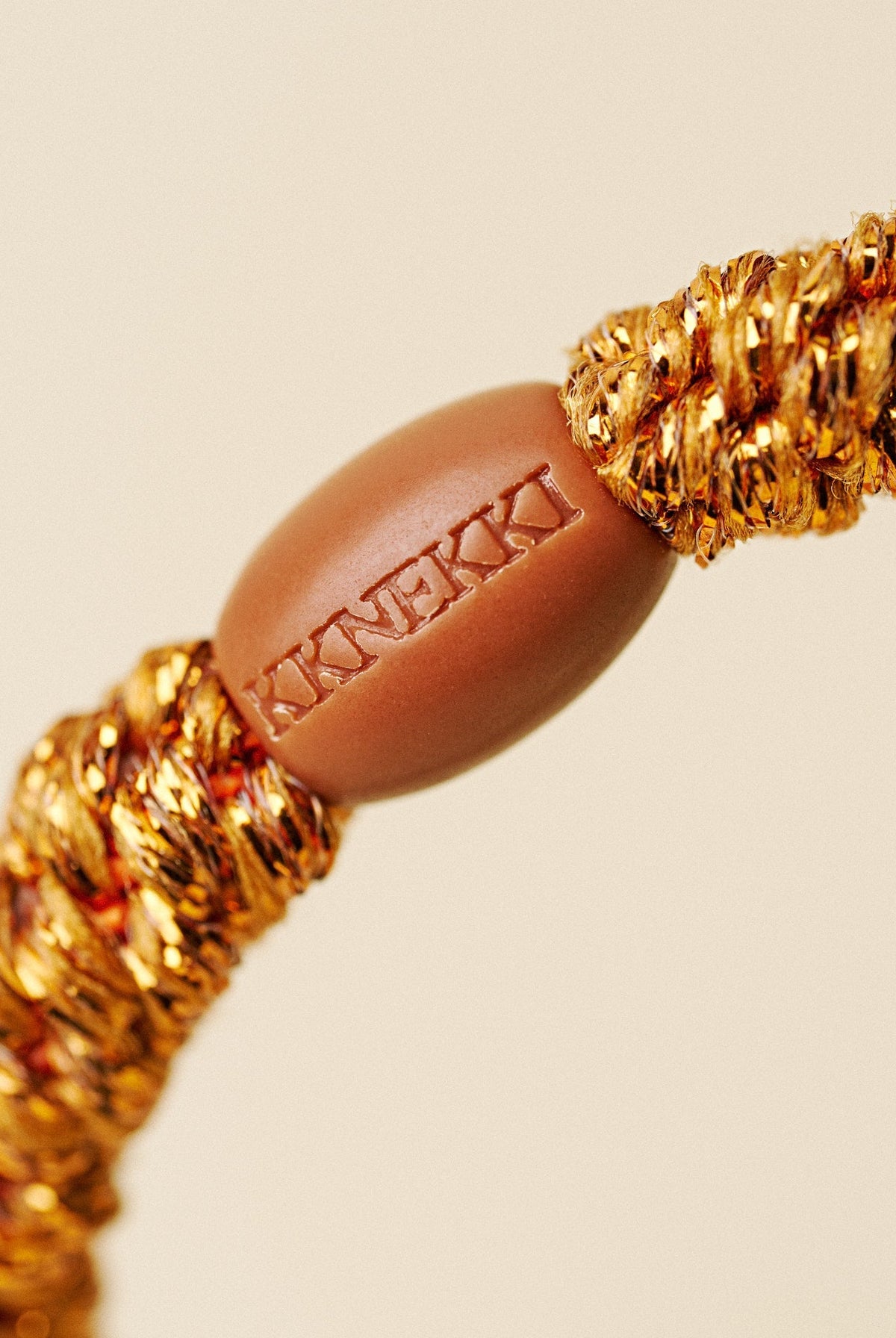 Goma de pelo KKNEKKI Burned Terracotta Glitter terracota tostado con brillo puesta