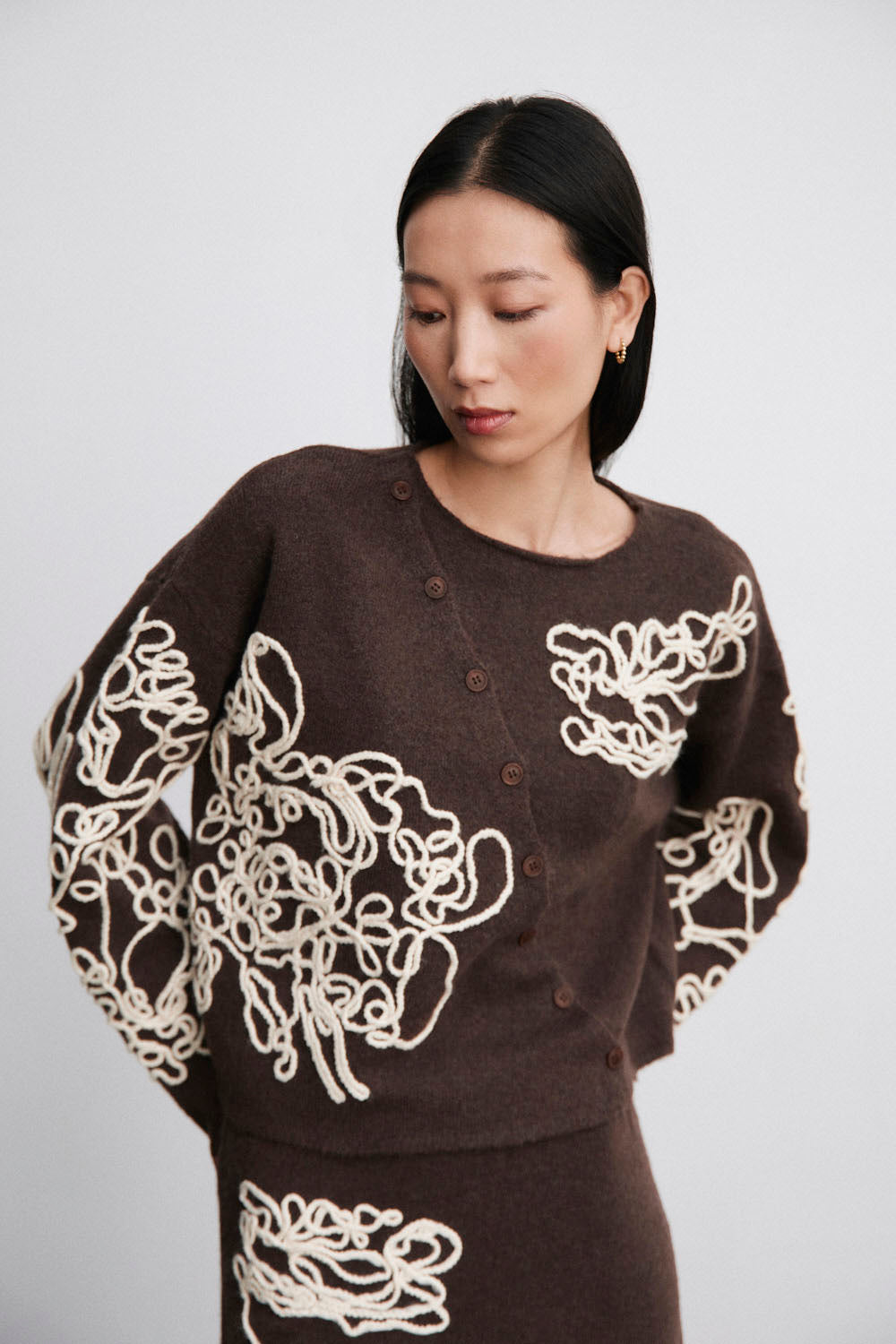 Jersey Mus & Bombon Erias cuello alto chocolate – vista 1