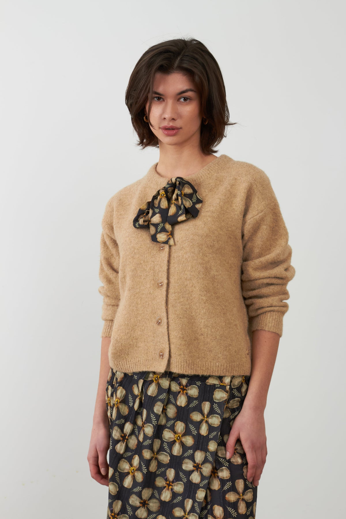 Chaqueta de punto Orfeo Paris Eirlys con pañuelo beige