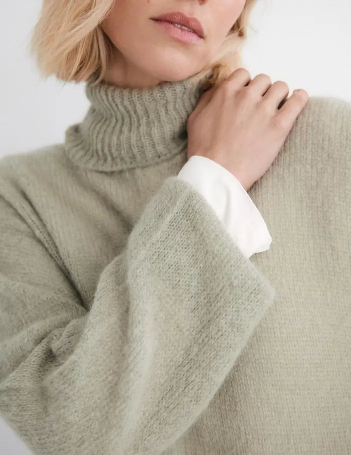 Jersey oversize Mus & Bombon Lumen cuello alto verde – vista 2
