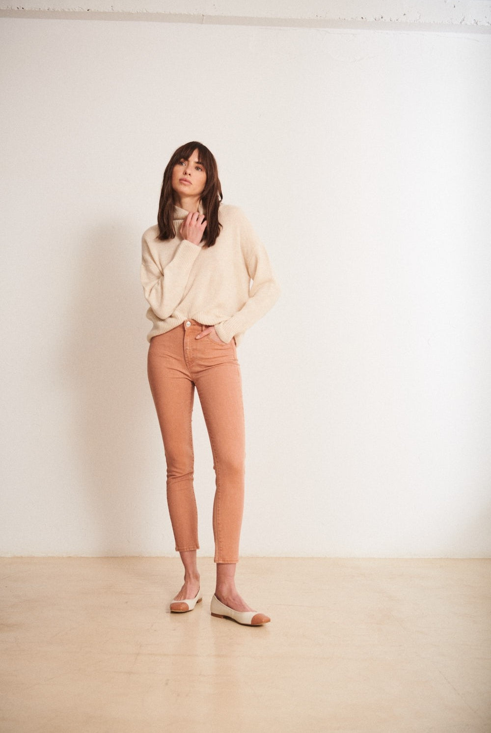 Jeans eseOese pitillo mezcla algodón y elastano con cremallera y botón.