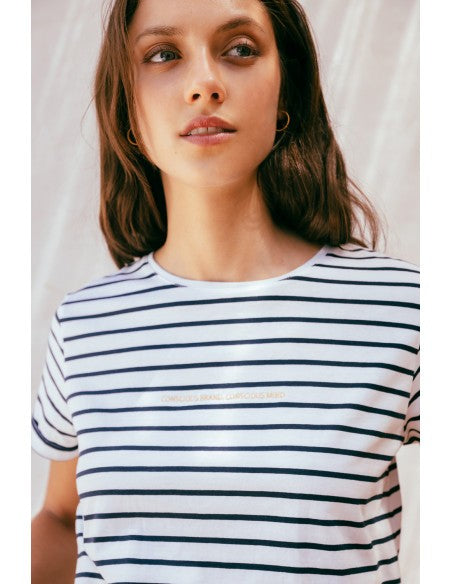 Camiseta mus & bombon con claim bordado a contraste.