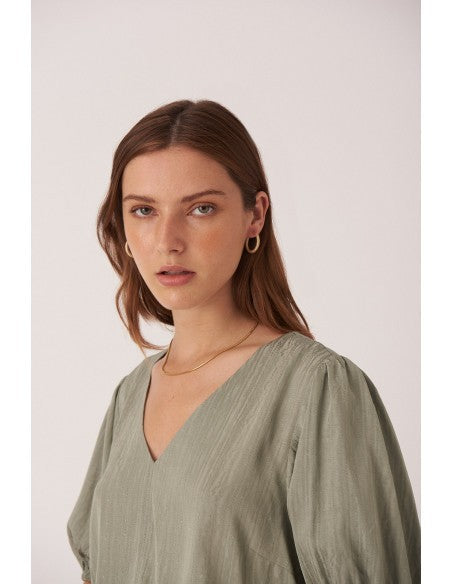 Blusa Designhers society escote pico y manga 3/4 abullonada.