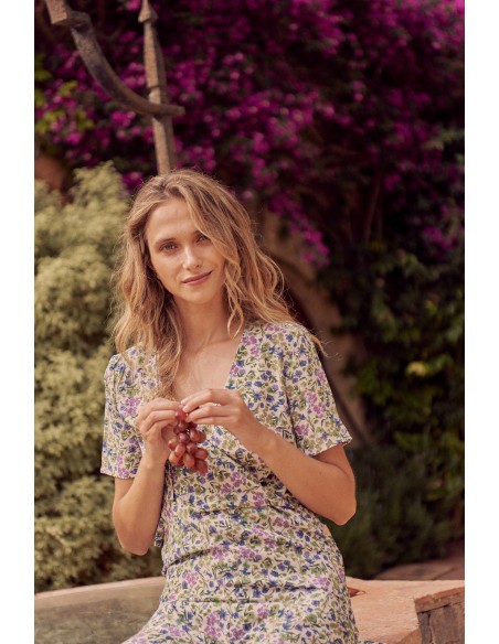 Blusa Designhers society con estampado floral, escote en pico y abotonado y manga corta.