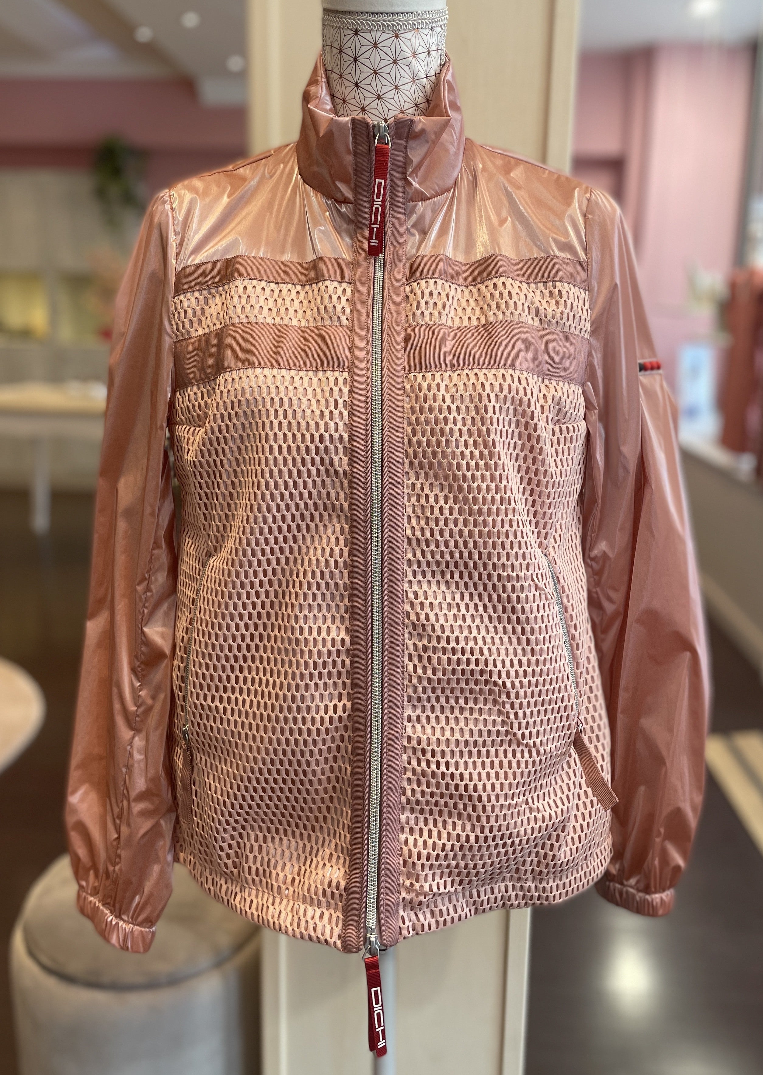 Chaqueta DICHI modelo Kalanit en color rosa estilo chubasquero.