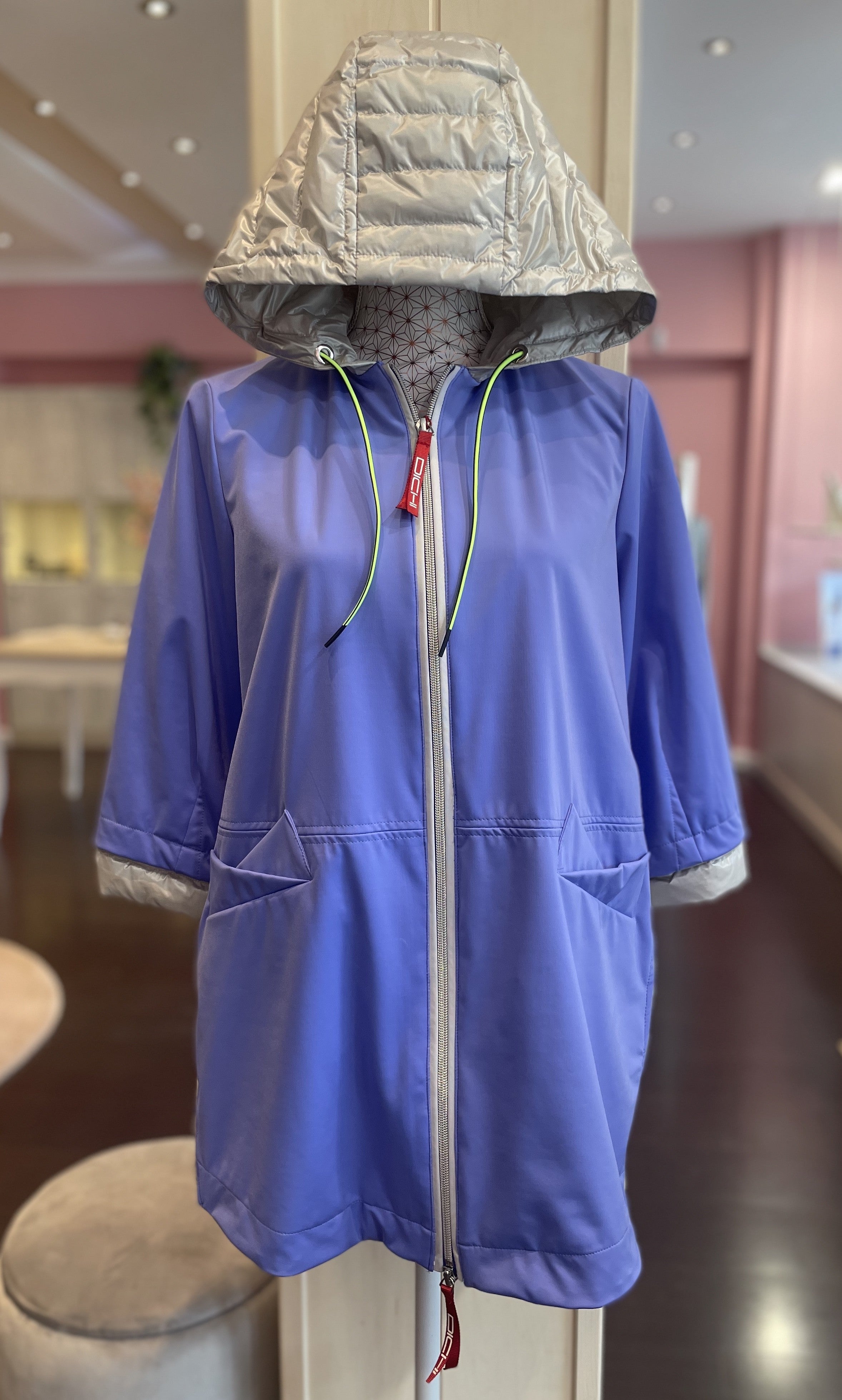 Cazadora DICHI PATRICE malva. Tipo chubasquero con laterales, puños y capucha acolchados en color gris.