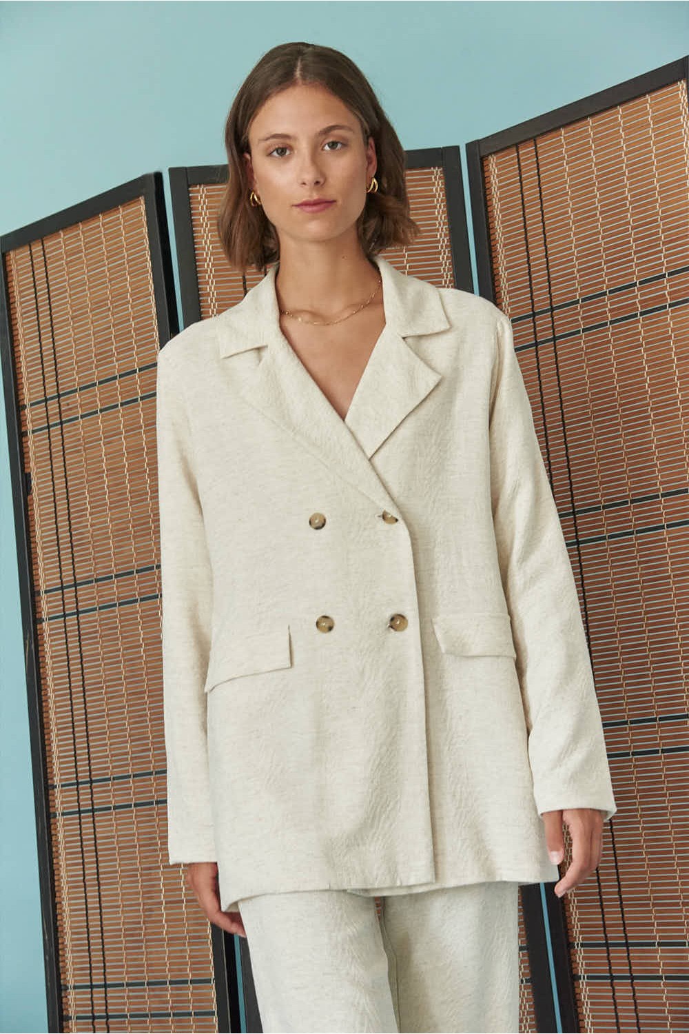 Blazer designers society michelangelo en tono arena con solapa