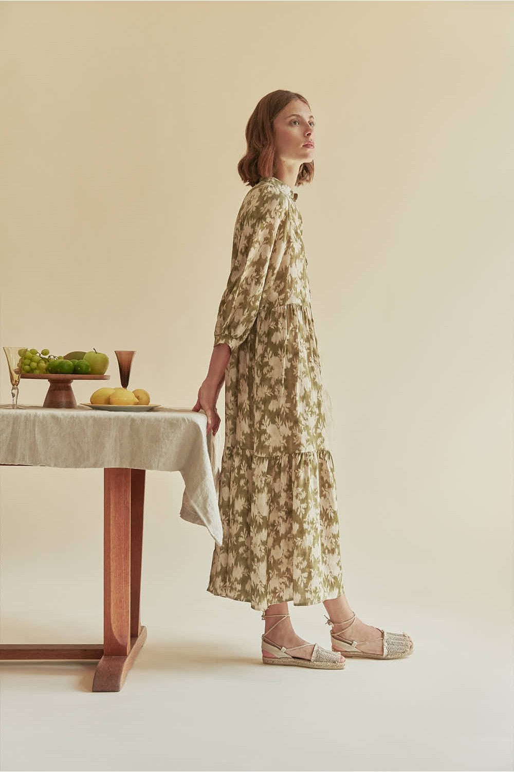 Vestido designers society schielle estampado en tonos beige y verde