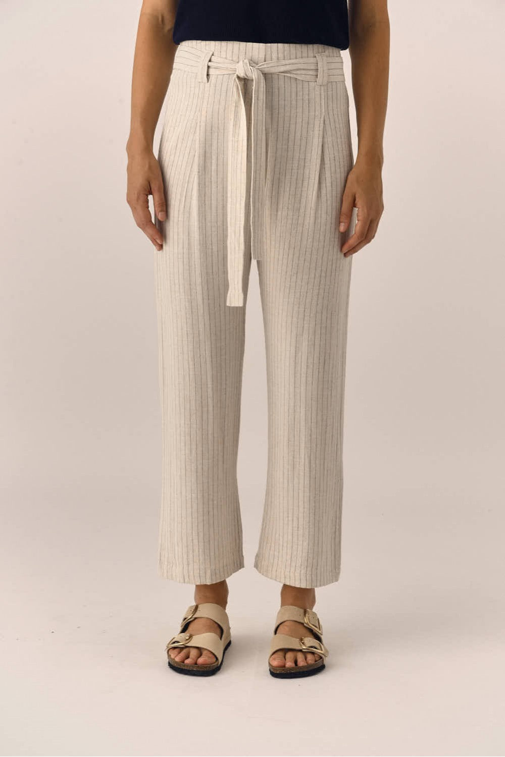 Vestido designers society klee de rayas en beige y negro con cinturón