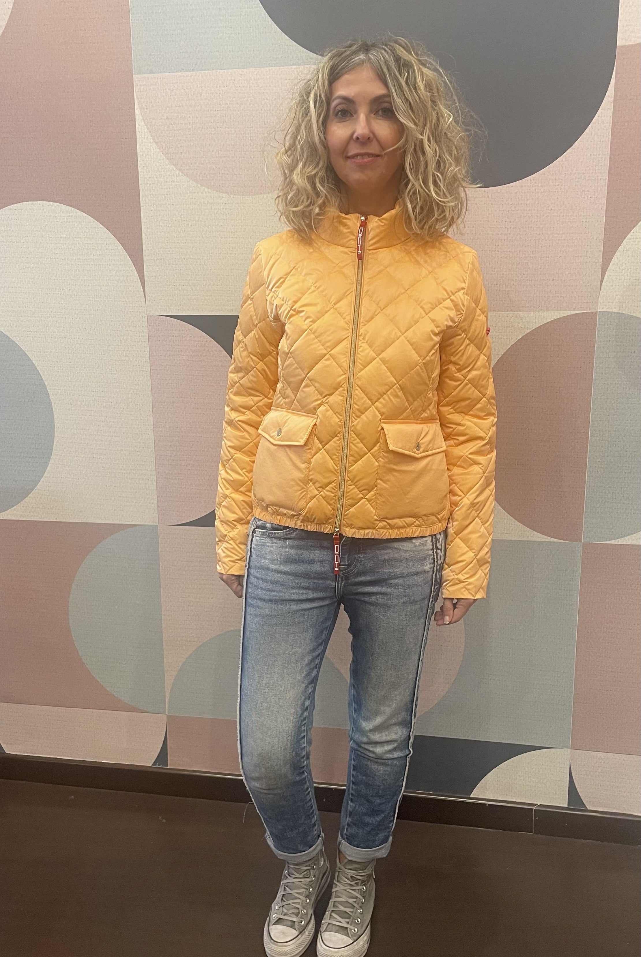 Cazadora dichi modelo alba en color melocoton y brillo aterciopelado