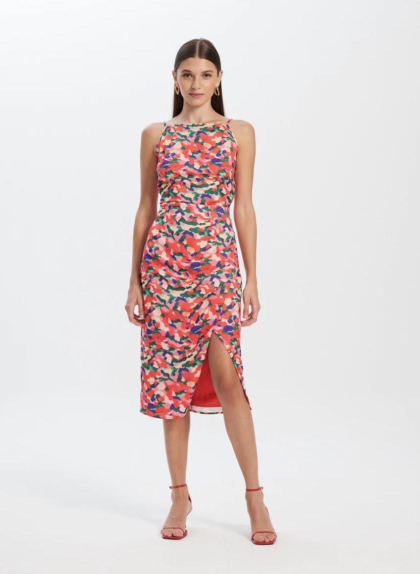 Falda mioh modelo telma con estampado multicolor. Diseño midi, drapeado con abertural lateral