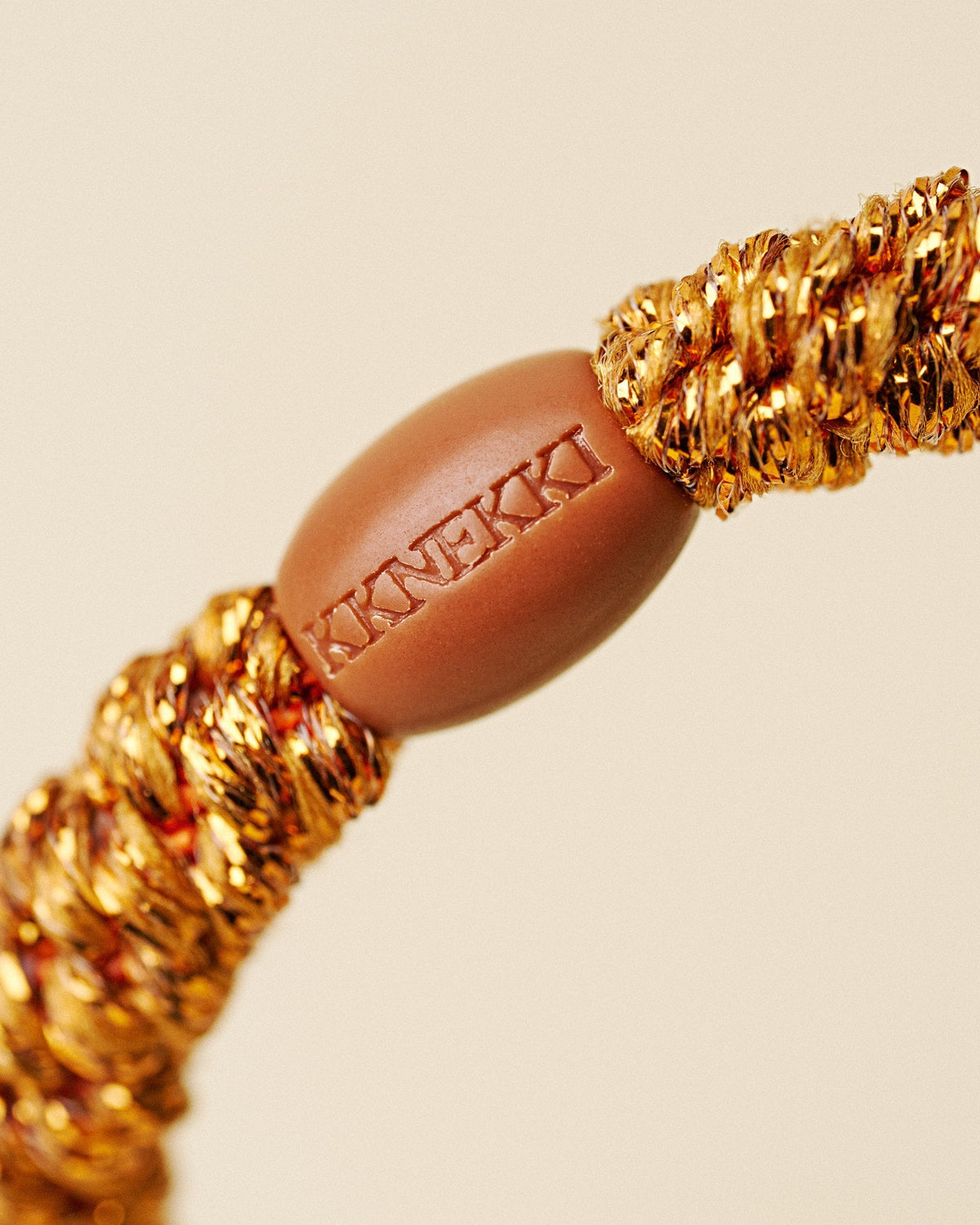 Goma de pelo KKNEKKI Burned Terracotta Glitter terracota tostado con brillo puesta