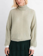 Jersey oversize Mus & Bombon Lumen cuello alto verde – vista 1