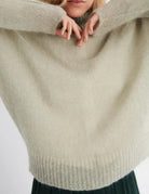 Jersey oversize Mus & Bombon Lumen cuello alto verde – vista 3
