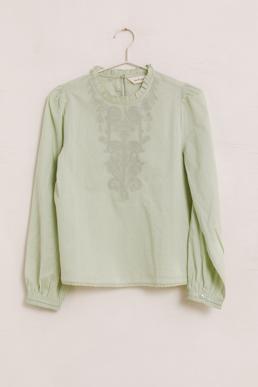 Blusa eseOese Hilaria romántica algodón cuello mao y manga larga.