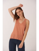 Top designers society de tirantes y con escote pico 
