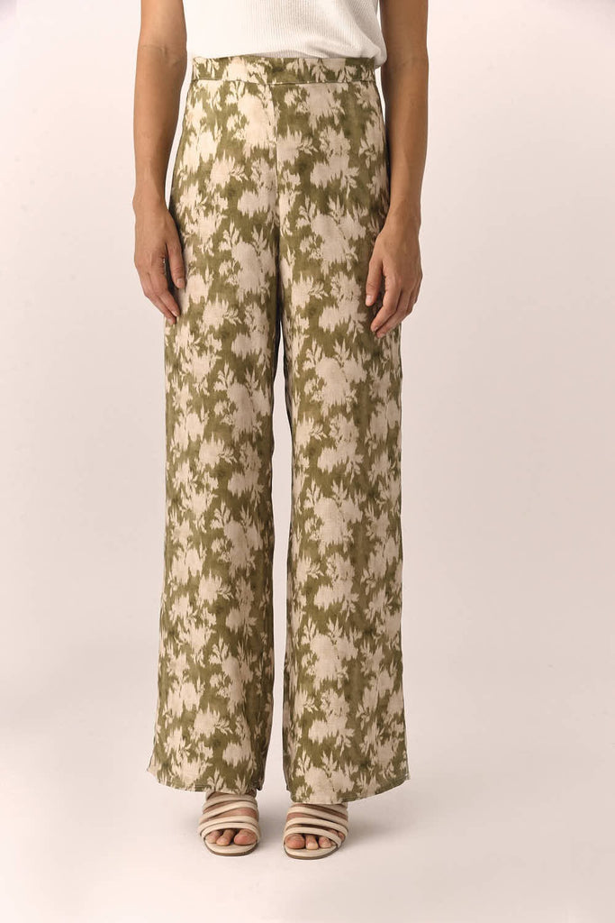 Pantalón designers society arroyo estampado en verde y beige.