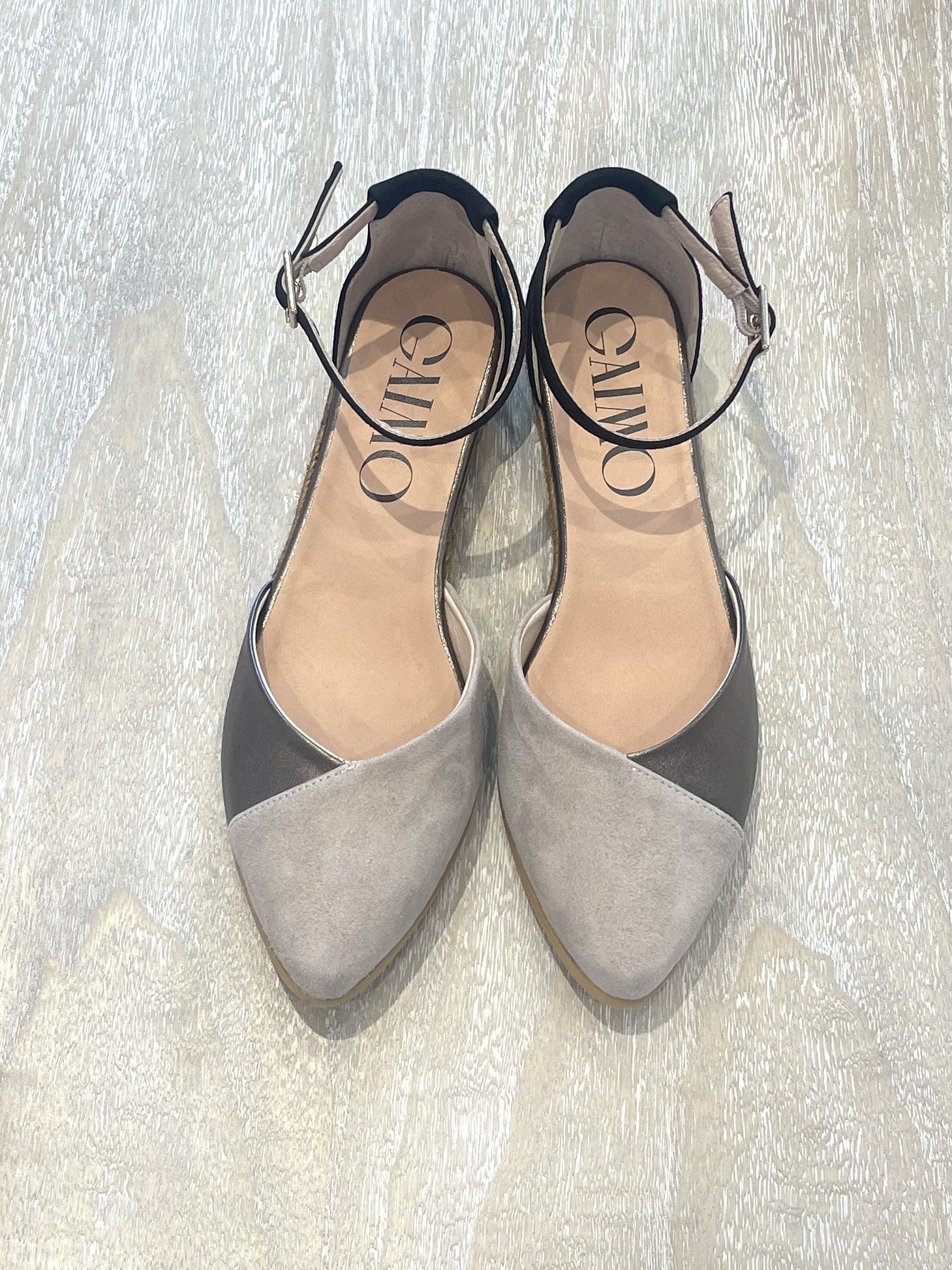 Sandalia gaimo holly en tono gris de piel metalizada y ante.