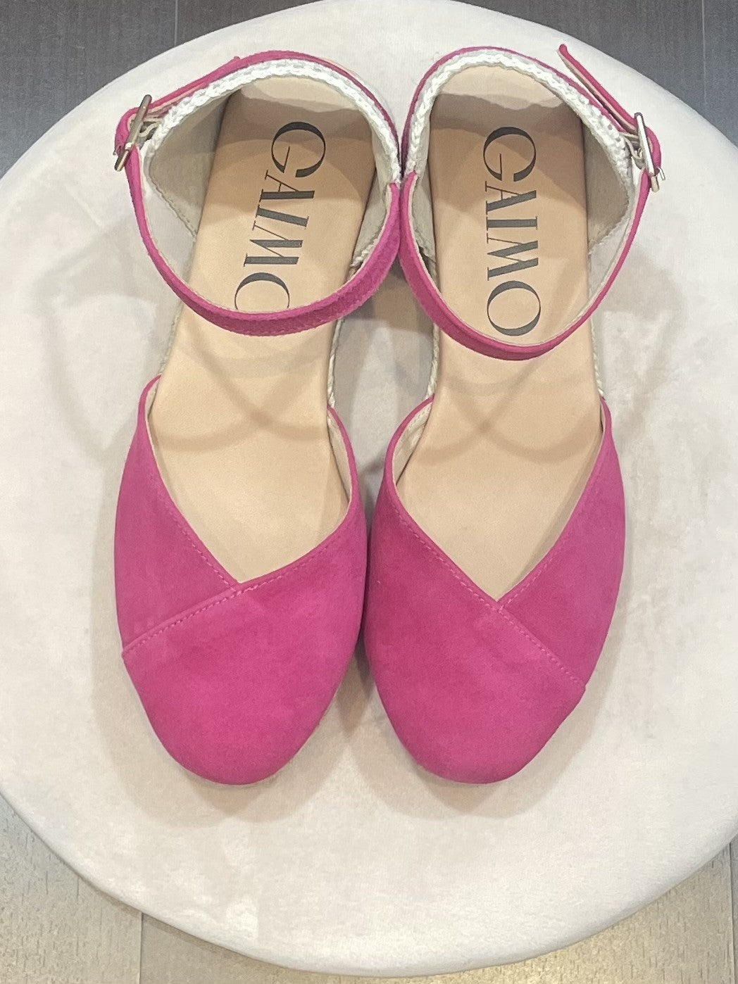 Alpargata gaimo copita de piel en color fucsia con escote pico