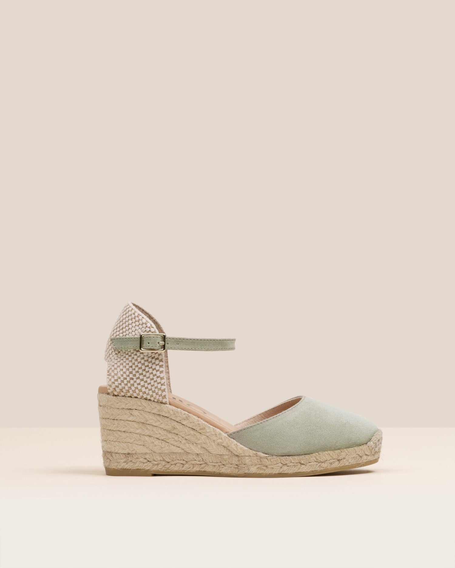 Alpargata gaimo global de piel en color verde con pulsera en tobillo